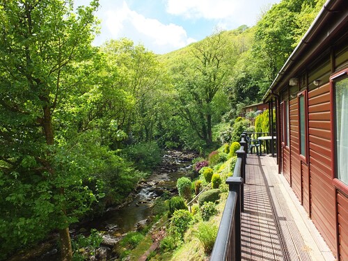 Stunning 3 bedroom lodge overlooking the West Lyn River.