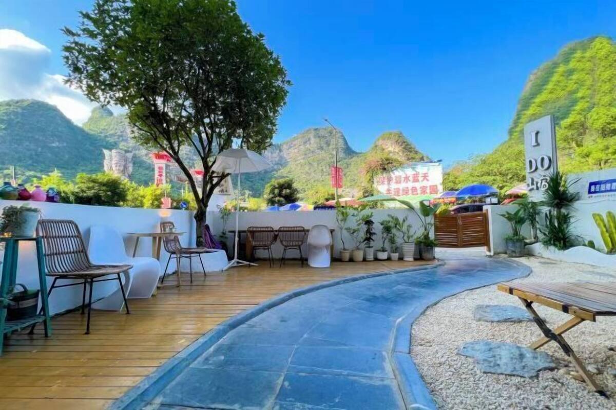 Un espace patio avec des sièges extérieurs, une piscine et une vue sur les montagnes.