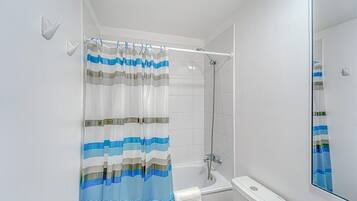 Badewanne, Haartrockner, Handtücher