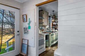 冷蔵庫、電子レンジ、オーブン、コンロ