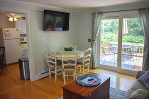 Smart TV, streaming services - Charming three bedroom home, only 2 miles to Jackknife Beach in Chatham (Harwich)