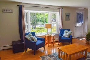 Interior - Charming three bedroom home, only 2 miles to Jackknife Beach in Chatham (Harwich)