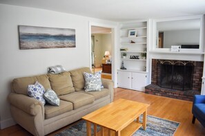 Smart TV, streaming services - Charming three bedroom home, only 2 miles to Jackknife Beach in Chatham (Harwich)