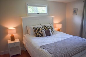 3 bedrooms, iron/ironing board, free WiFi - Charming three bedroom home, only 2 miles to Jackknife Beach in Chatham (Harwich)