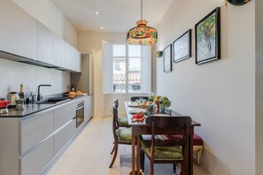 Kühlschrank, Mikrowelle, Ofen, Geschirrspüler