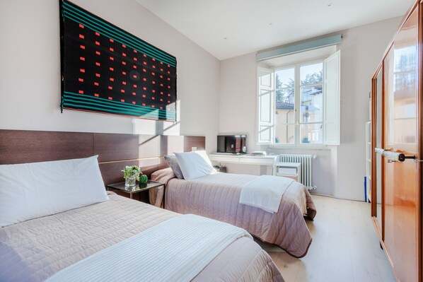 2 Schlafzimmer, Bügeleisen/Bügelbrett