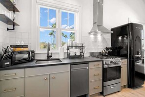 Coffee/tea maker, fridge, microwave, oven - Romeo & Julieta | 2 Epic Studios, Steps to 7th Ave (Tampa)
