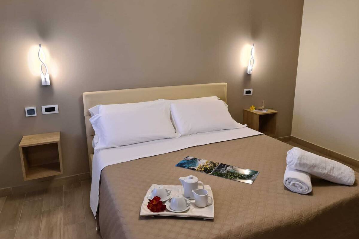 Classic Room | In-room safe, blackout drapes, soundproofing, WiFi (free)