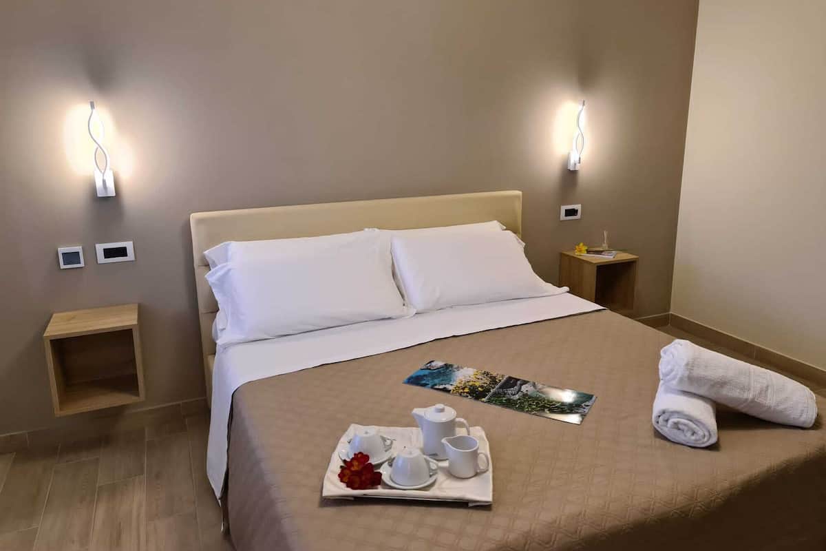 Classic-huone | Tallelokero huoneessa, pimennysverhot, äänieristys, ilmainen Wi-Fi