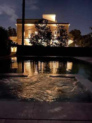 Piscina externa, guarda-sóis, espreguiçadeiras