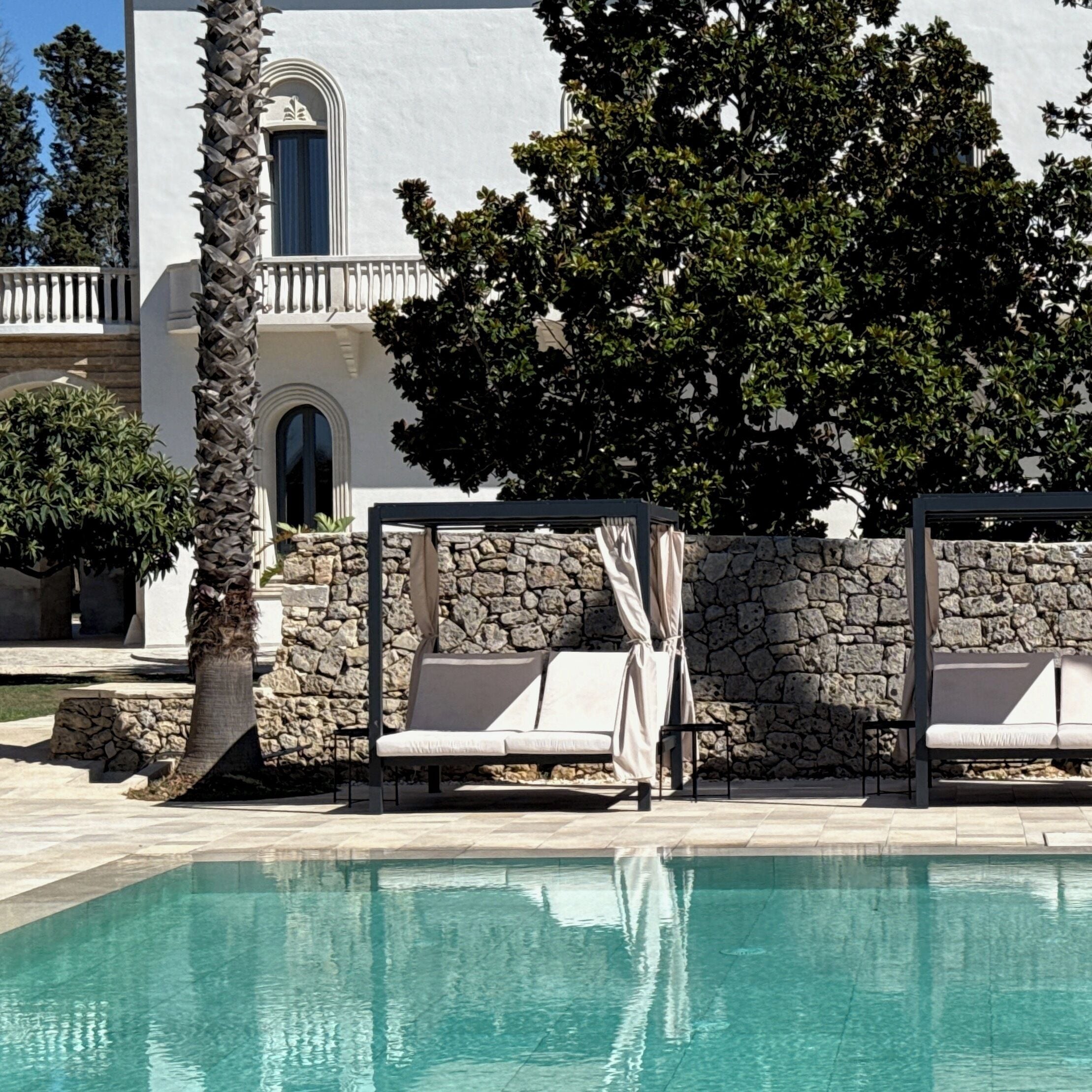 Piscine extérieure, parasols de plage, chaises longues