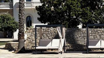 Piscine extérieure, parasols de plage, chaises longues