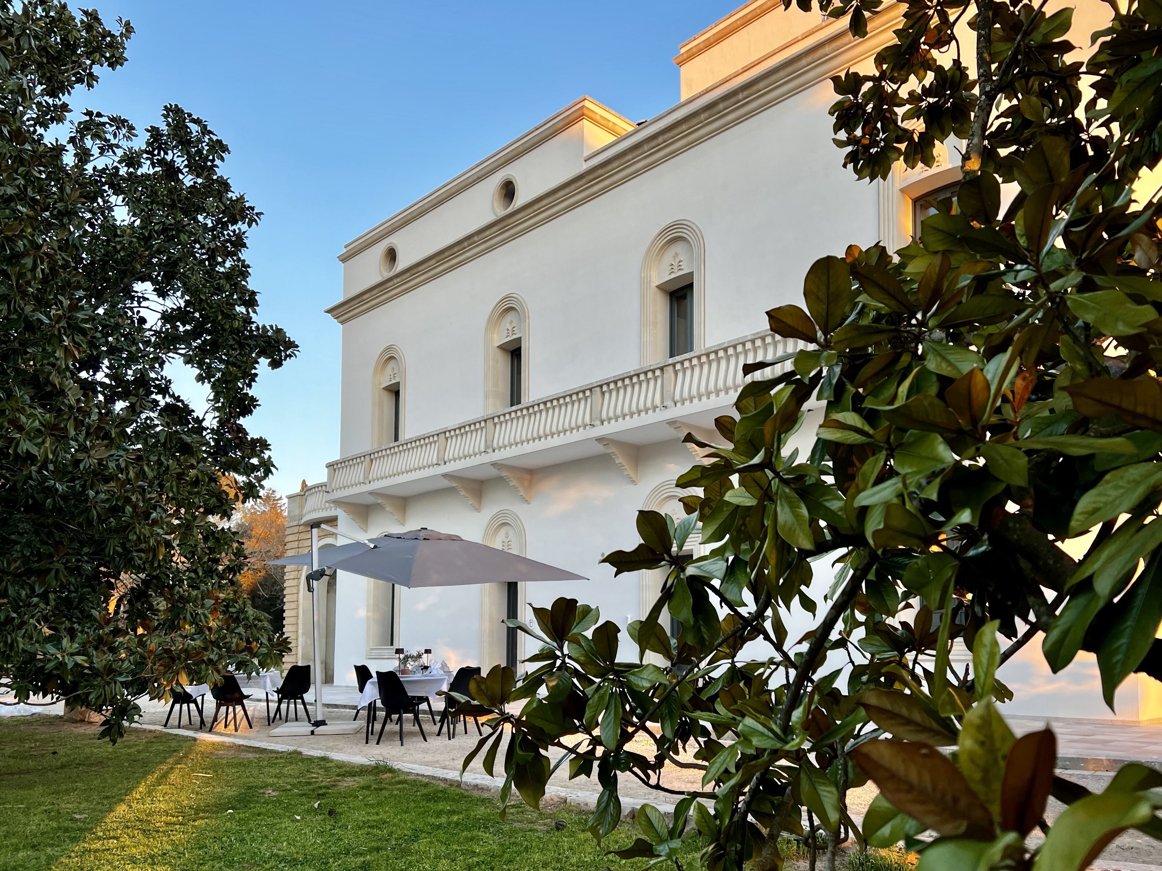 Um edifício com varanda e área de estar ao ar livre.