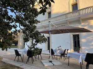 Petit déjeuner et dîner servis sur place, vue sur la piscine