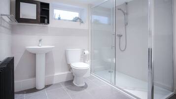 Standard-Apartment | Badezimmer | Haartrockner, Handtücher