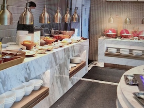 Daily buffet breakfast (CNY 108 per person)