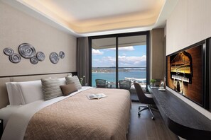 Executive kamer, 1 slaapkamer, uitzicht op zee | Luxe beddengoed, donsdekens, een bureau, geluiddichte muren