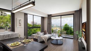 Una sala de estar moderna con comedor, ventanas amplias y vistas a la ciudad, y un rincón de descanso acogedor.