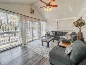 Smart-TV, Kamin, Tischfußball