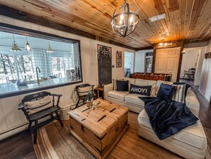 Een smart-tv, een open haard en tafelvoetbal