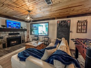 Smart TV, chimenea y futbolito 