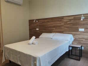 Economy Twin Room | Egyptian cotton sheets, premium bedding, desk, laptop workspace