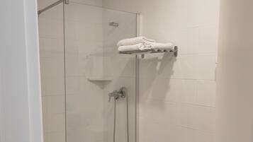 Habitación económica con 2 camas individuales | Baño