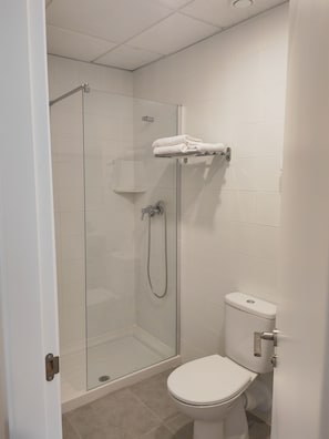 Economy Twin Room | Bathroom
