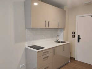 Basic Double Room | Private kitchen | Shared fridge, stovetop, kitchen islands