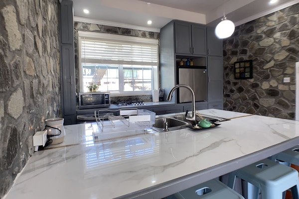 Suite Deluxe, 2 habitaciones, vistas a la playa (Deluxe 2BDR Family Suite) | Cocina privada | Frigorífico, microondas, placa de cocina y hervidor eléctrico