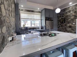 Suíte luxo, 2 quartos, vista para a praia (Deluxe 2BDR Family Suite) | Cozinha privada | Geladeira, micro-ondas, cooktop, chaleira elétrica