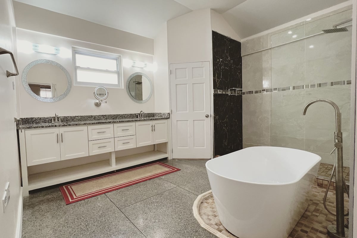 Suite présidentielle, 1 chambre | Salle de bain | Douche, douche cascade, articles de toilette (gratuits)