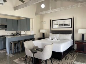 Honeymoon Suite | Premium bedding, pillowtop beds, minibar, individually decorated - Stonetrail (Villa)