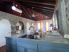 Vila superior | Cozinha privada | Geladeira, micro-ondas, cooktop, chaleira elétrica