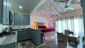 Honeymoon Suite | Premium bedding, Tempur-Pedic beds, individually decorated - Stonetrail (Villa)