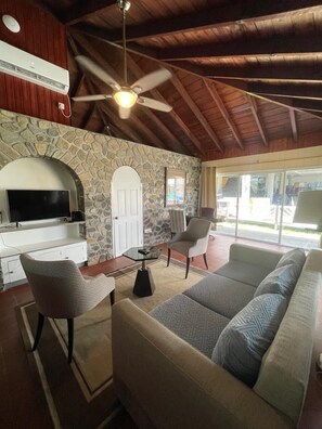 Villa superior | Área de sala de estar | Smart TV de 55 pulgadas con canales digitales, televisión y Netflix 