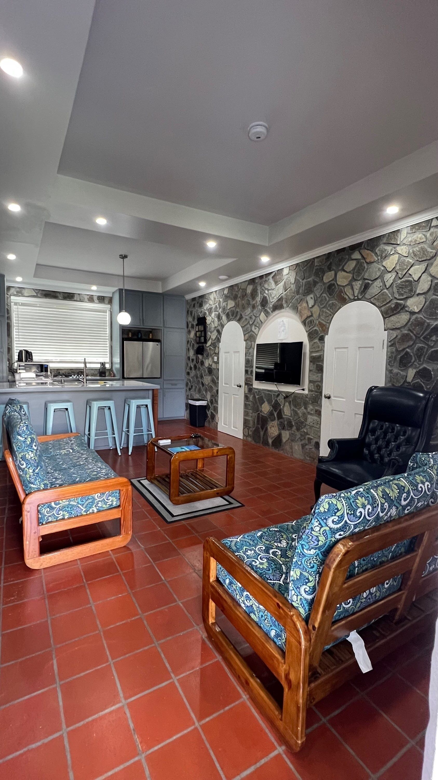 Suite Deluxe, 2 habitaciones, vista a la playa (Deluxe 2BDR Family Suite) | Área de sala de estar | Smart TV de 43 pulgadas con canales digitales, televisión y Netflix 