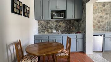 Deluxe-suite - 1 soveværelse - handicapvenligt - strandudsigt | Spisning på værelset