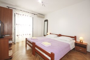 1 dormitorio, escritorio, tabla de planchar con plancha y cuna de viaje