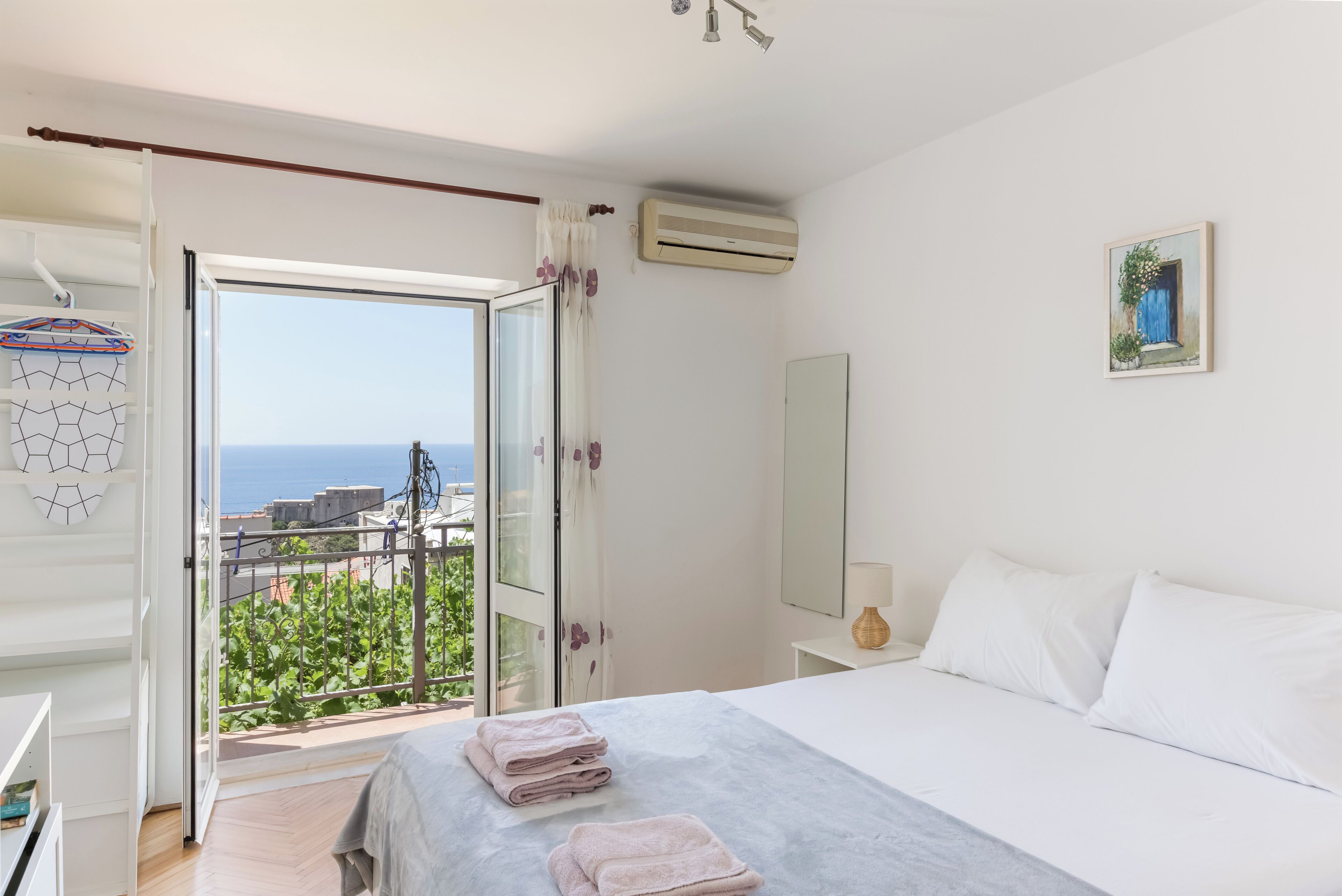 1 Schlafzimmer, Schreibtisch, Bügeleisen/Bügelbrett, Reisekinderbett