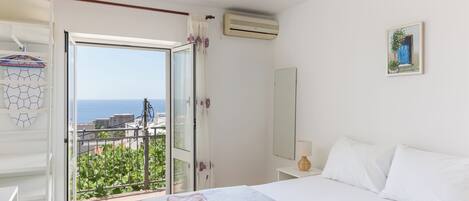 1 Schlafzimmer, Schreibtisch, Bügeleisen/Bügelbrett, Reisekinderbett