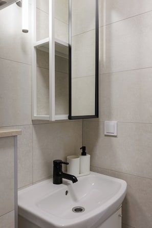 Een douche, een haardroger, handdoeken, zeep