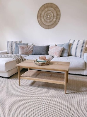 Living area - Country Home on 7 acres with Pool & Pond (Lincolnton)