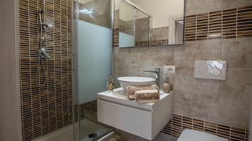 City Double Room, Non Smoking, Ensuite | Bathroom | Shower, free toiletries, hair dryer, towels