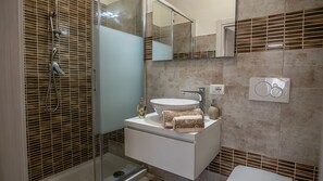 City Double Room, Non Smoking, Ensuite | Bathroom | Shower, free toiletries, hair dryer, towels - Boss guest house  (Alghero)