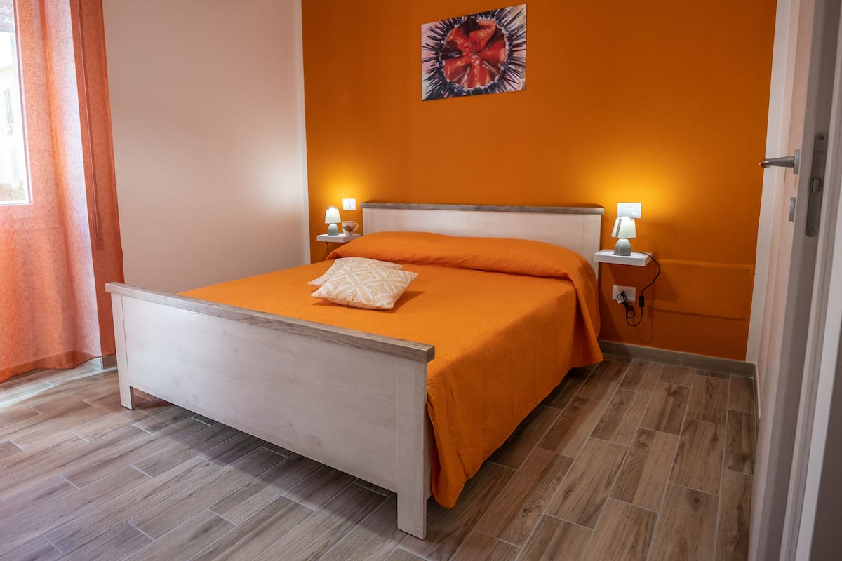 Basic Double Room, Non Smoking, Ensuite | Premium bedding, minibar, in-room safe, desk