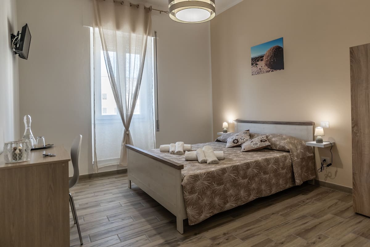 City Double Room, Non Smoking, Ensuite | Premium bedding, minibar, in-room safe, desk