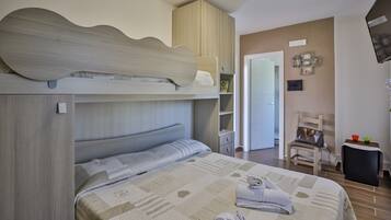 Triple Room | Soundproofing, free WiFi