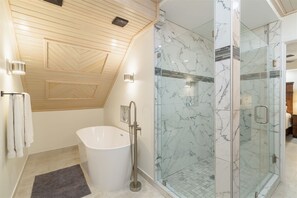 Baignoire, séchoir à cheveux, serviettes fournies
