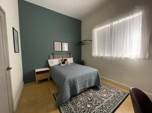 Cortinas blackout, tabla de planchar con plancha y wifi gratis 